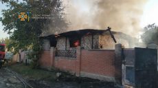 В Харькове сгорел гараж и три автомобиля в нем (фото)