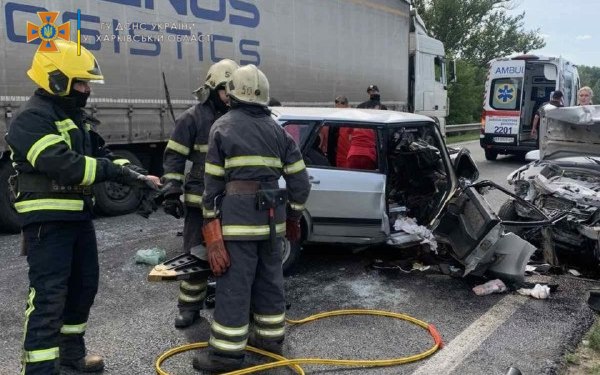 ДТП на Харьковщине: спасатели деблокировали пассажирку авто (фото)