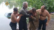 В Харьковской области водителя вытащили из утонувшего автомобиля (фото)