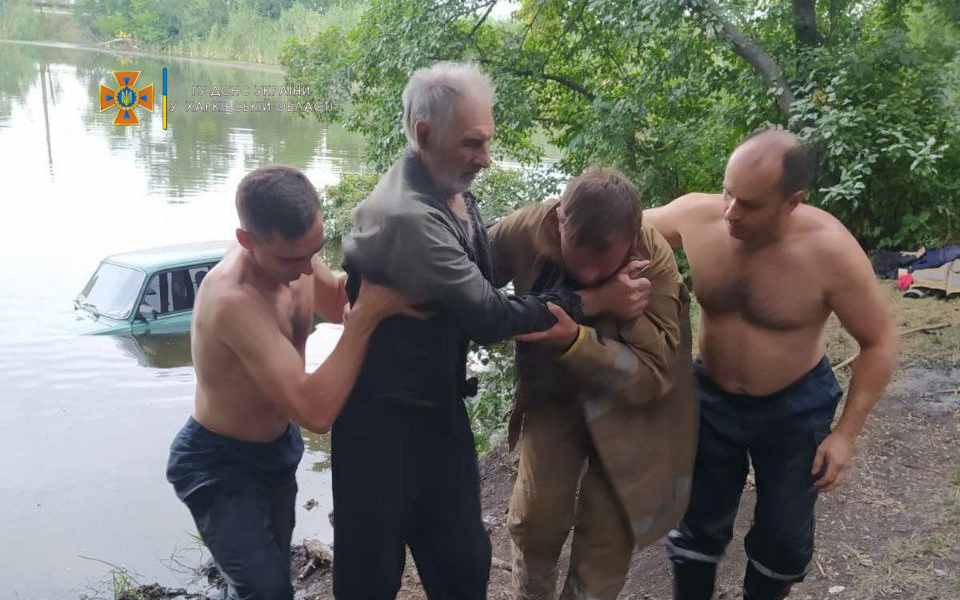 В Харьковской области водителя вытащили из утонувшего автомобиля (фото)