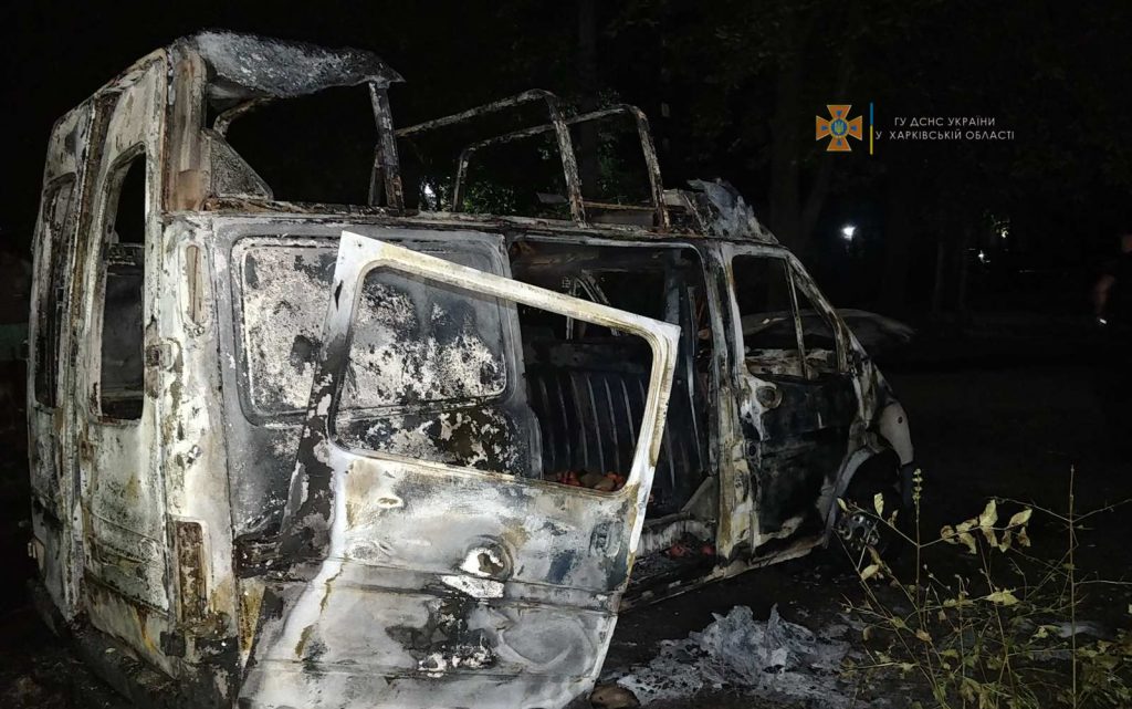 За пару часов в Немышлянском районе Харькова сгорели два авто: полиция проводит расследование (фото)