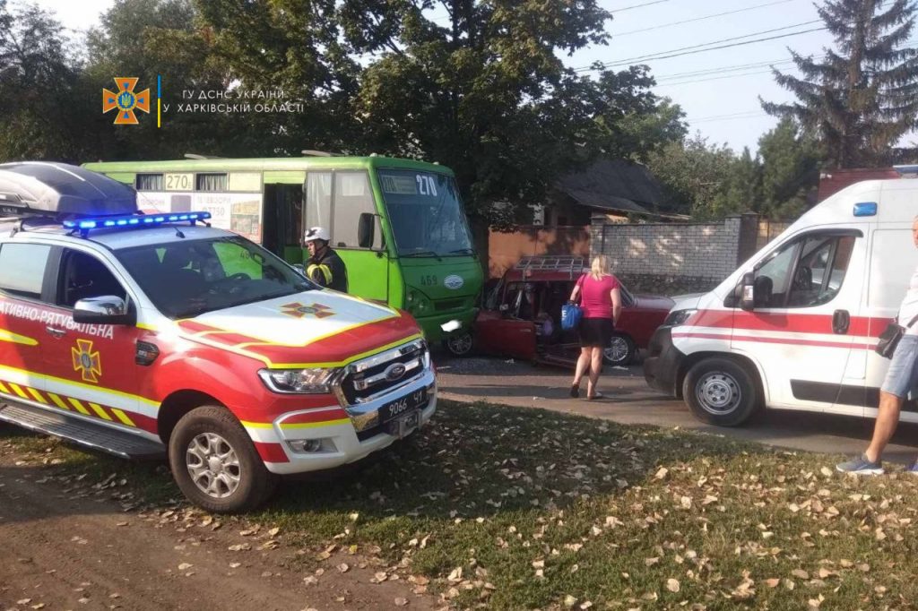 В Харькова легковушка врезалась в автобус. Водителя ВАЗ пришлось деблокировать из салона (фото)