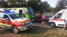 В Харькова легковушка врезалась в автобус. Водителя ВАЗ пришлось деблокировать из салона (фото)