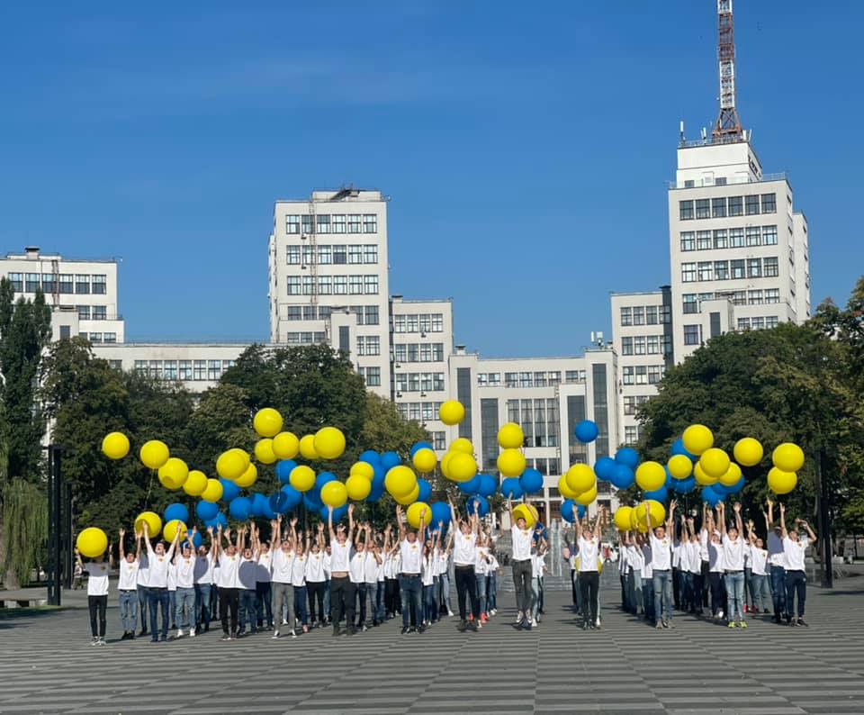 В Харькове провели флешмоб ко Дню Государственного Флага Украины