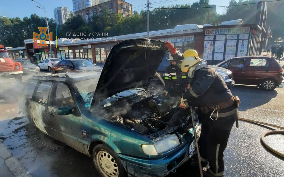 В Харькове автомобиль загорелся в движении (фото)