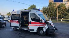 В результате столкновения «скорой» и легковушки в центре Харькова в больницу забрали двух человек (фото)