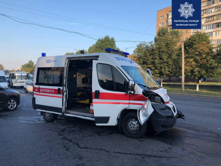 В результате столкновения «скорой» и легковушки в центре Харькова в больницу забрали двух человек (фото)