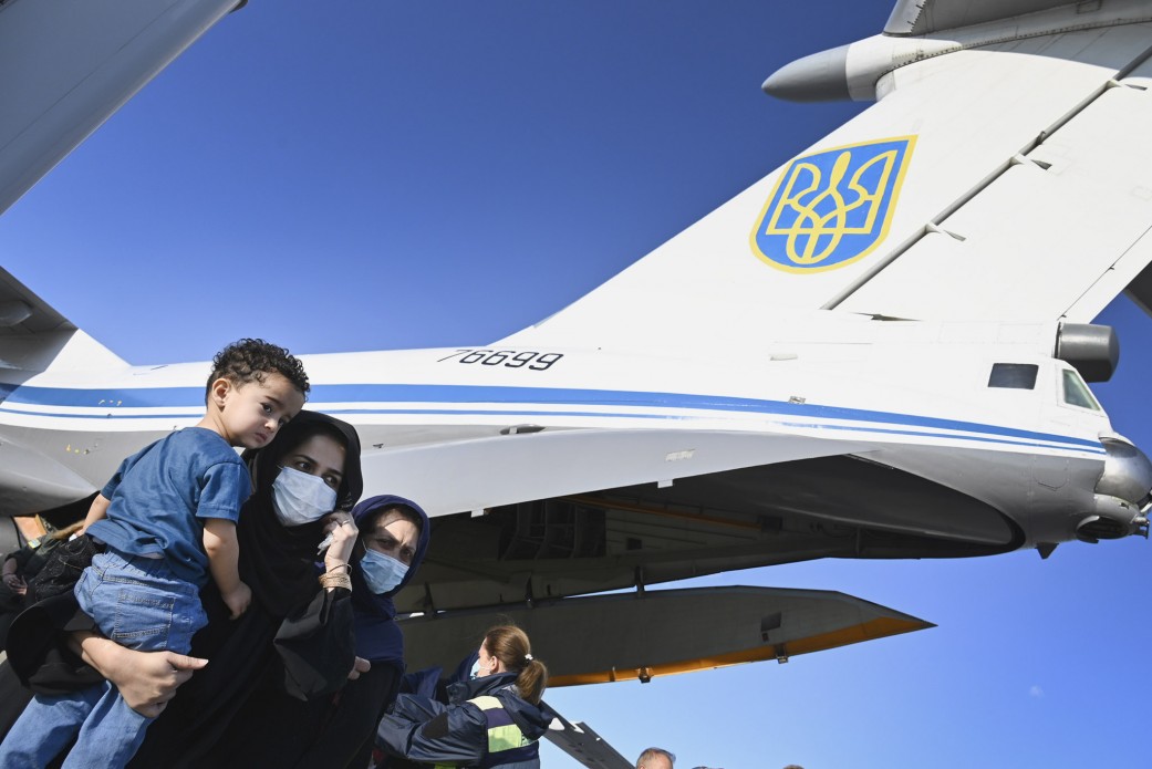 Самолет с украинцами из Афганистана приземлился в Киеве