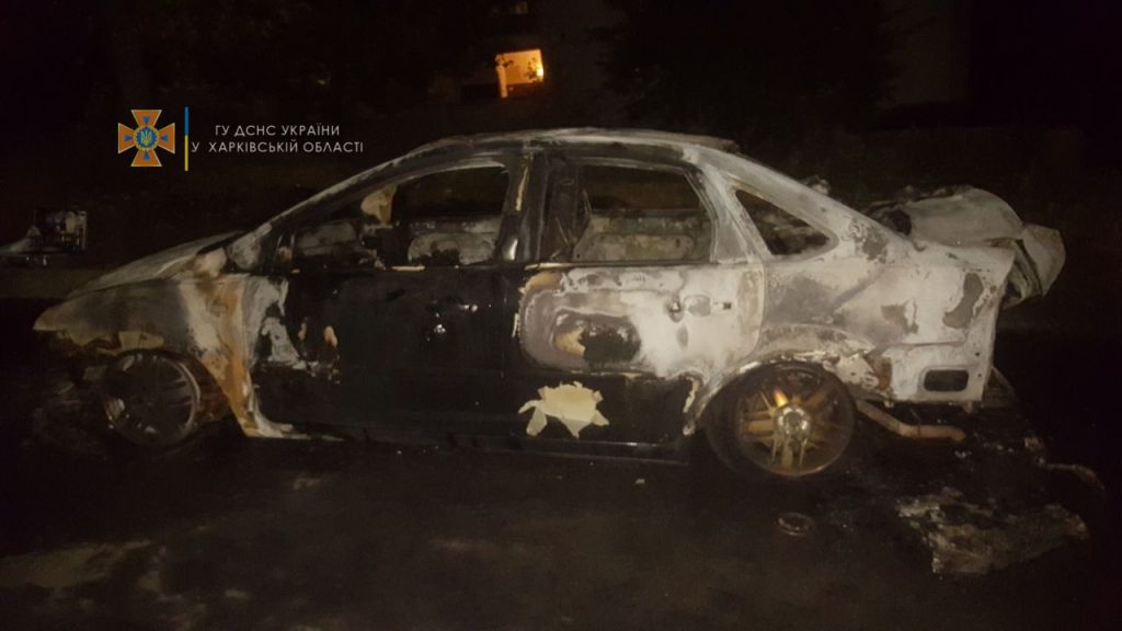 В Харькове во дворе дома сгорел Ford Focus (фото)