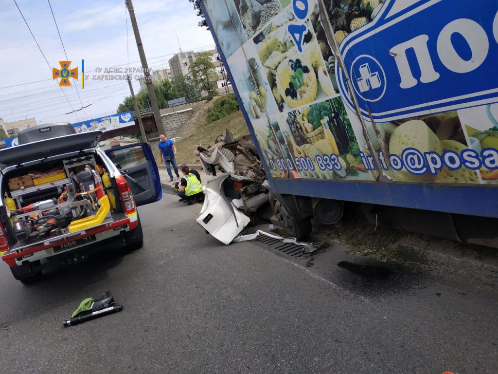 В Харькове грузовик и легковушка не поделили дорогу: одного из водителей вырезали спасатели