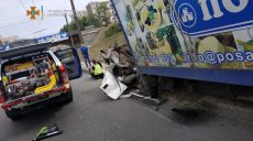В Харькове грузовик и легковушка не поделили дорогу: одного из водителей вырезали спасатели