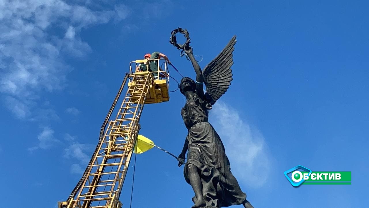 Памятник Независимости "Летящая Украина" в центре Харькова помыли перед праздниками