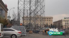 На площади Свободы начали монтировать декорации ярмарки (видео, фото)