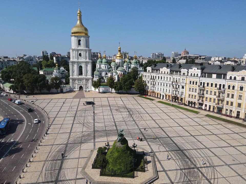 В центре Киева дрифтеры испортили покрытие - фото 1