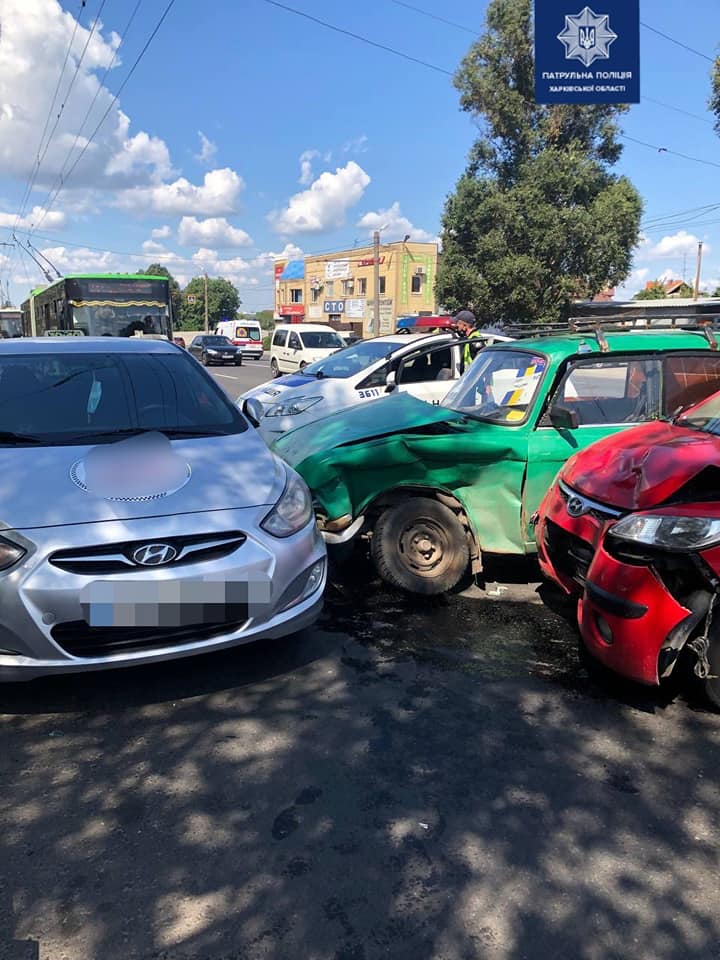 В Харькове в тройном ДТП травмировались три человека