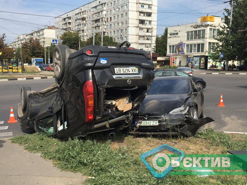 ДТП в Харькове с участием Nissan и Tesla