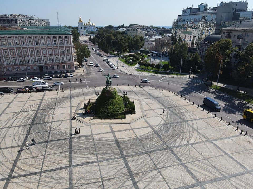 В Киеве дрифтеры испортили Софиевскую площадь (фото, видео)