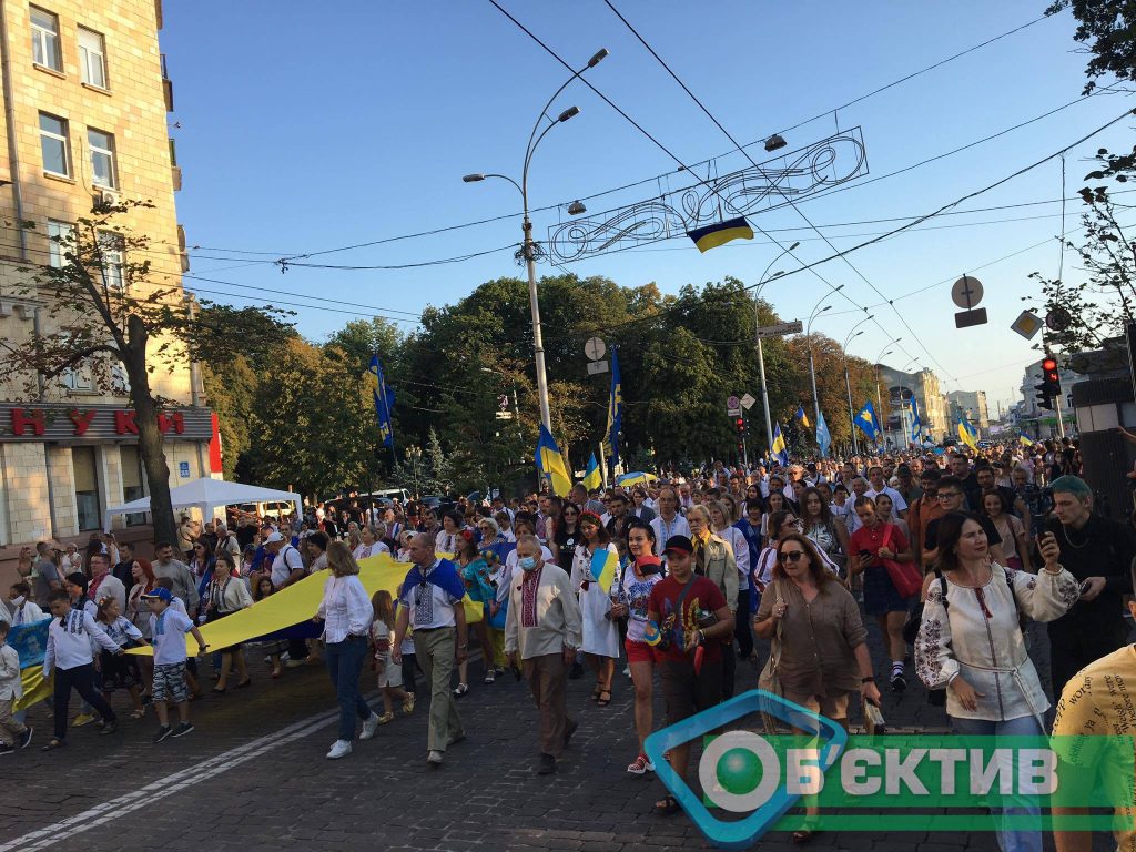 Харковом пройшли люди у вишиванках