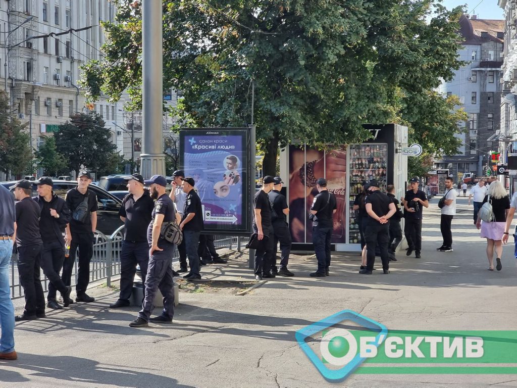 Репетируют: на фасаде Харьковской мэрии готовятся открыть памятную доску Кернесу (фото)