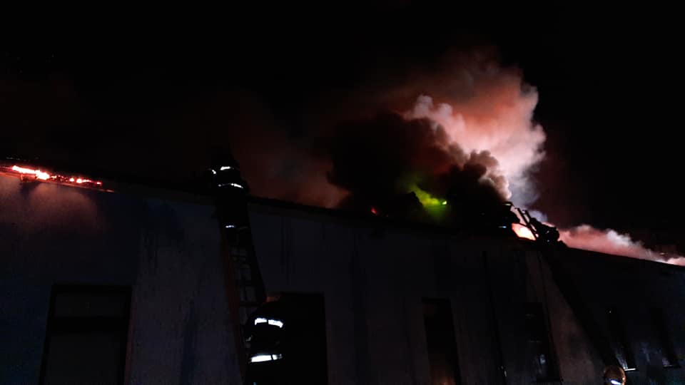 В Харькове спасатели ликвидируют пожар на железнодорожном вокзале "Левада" - фото 1