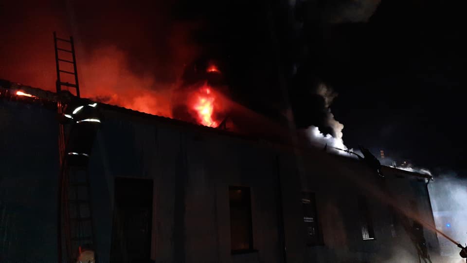 В Харькове спасатели ликвидируют пожар на железнодорожном вокзале "Левада" - фото 2