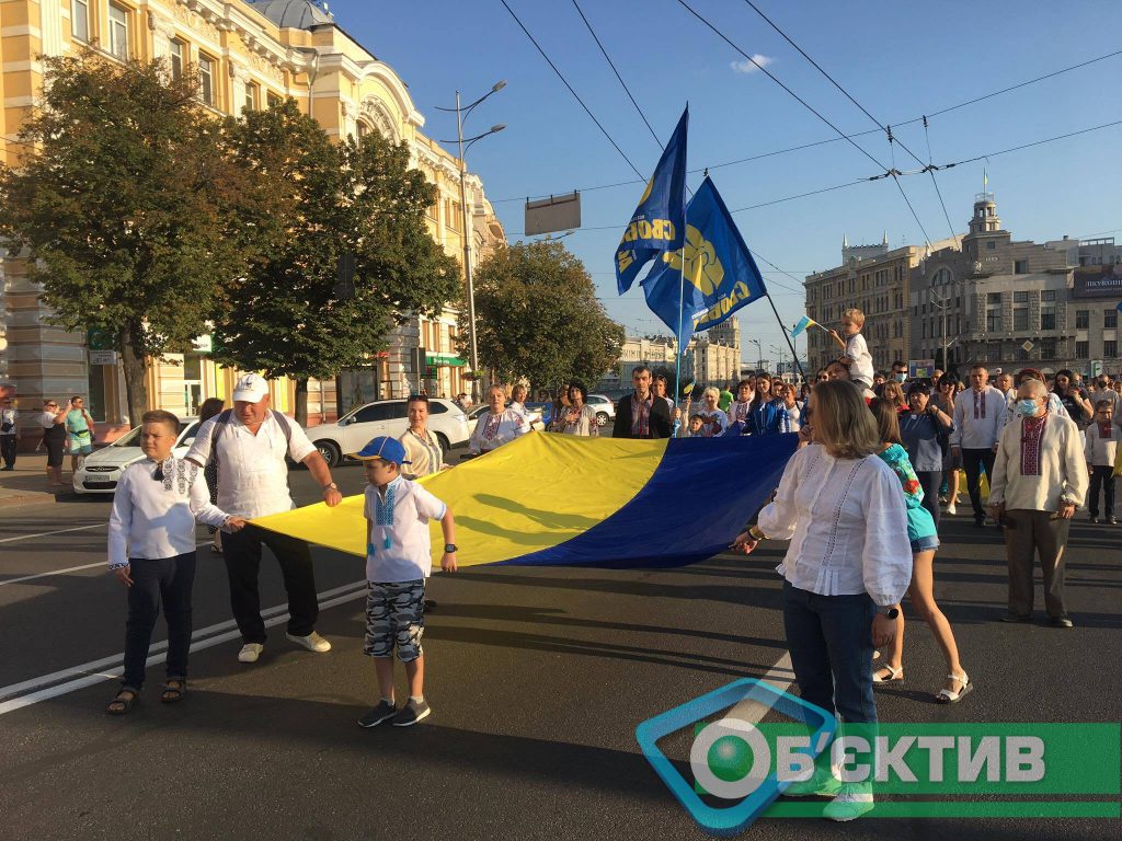 По центру Харькова идет патриотическое шествие