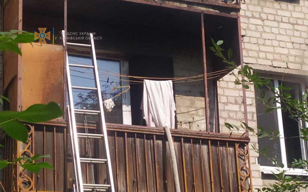 В Харькове спасатели вывели из горящей многоэтажки 10 человек