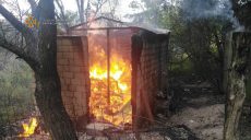 Под Харьковом на сгоревшей даче обнаружили тело неизвестного мужчины (фото)