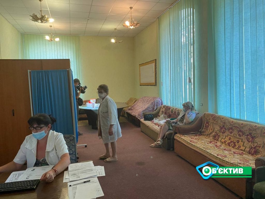 «Людей нет вообще»: в Харькове заработали новые центры вакцинации (фото)