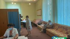 «Людей нет вообще»: в Харькове заработали новые центры вакцинации (фото)