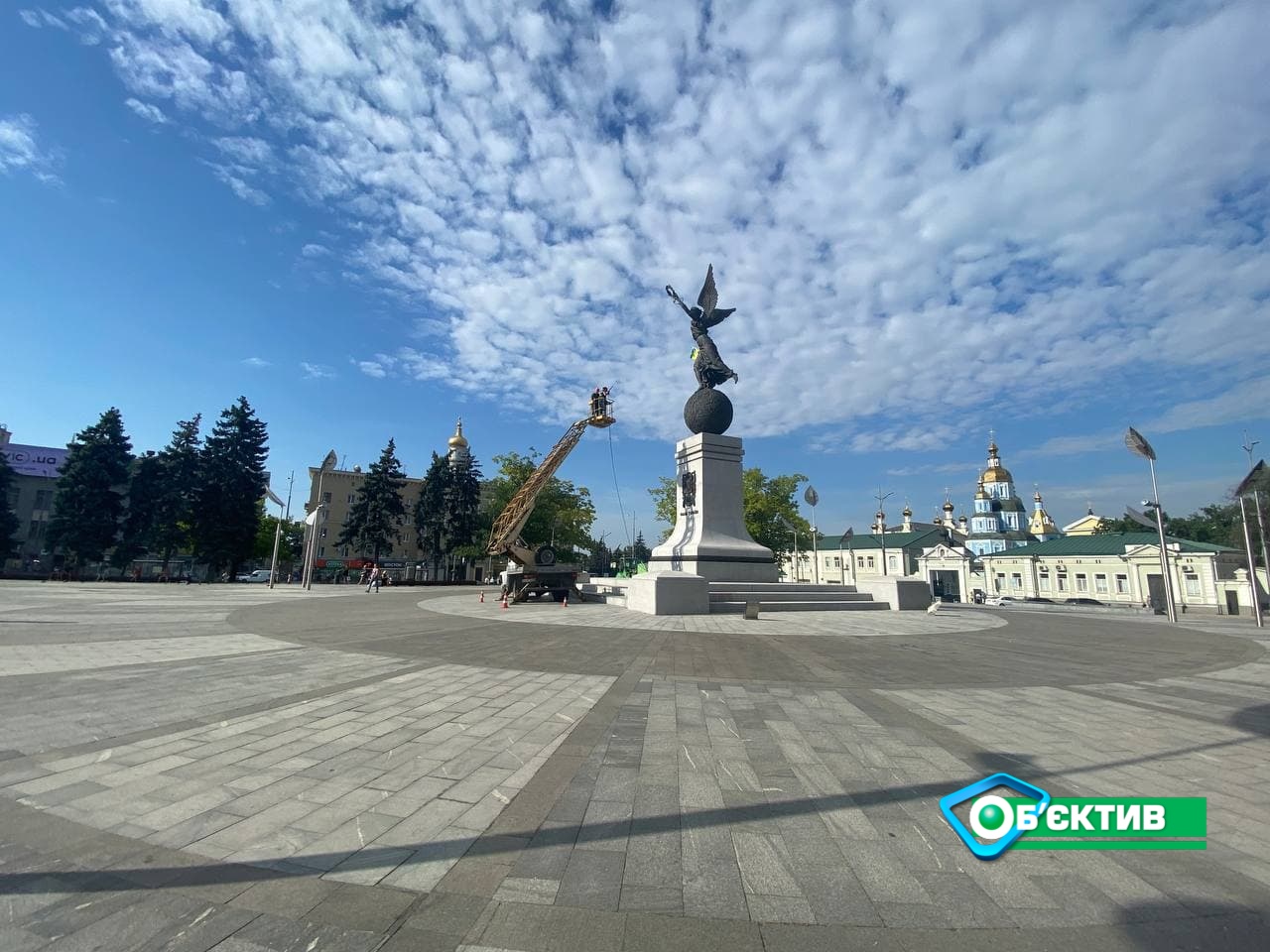 Сотрудники "Харьковзеленбуда" помыли памятник Нике на площади Конституции