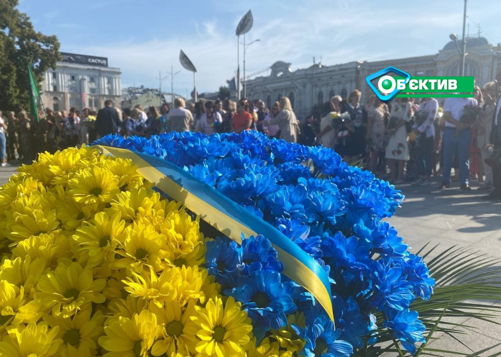 Традиционные танцы и возложение цветов: в Харькове отмечают День Независимости (фото, видео)