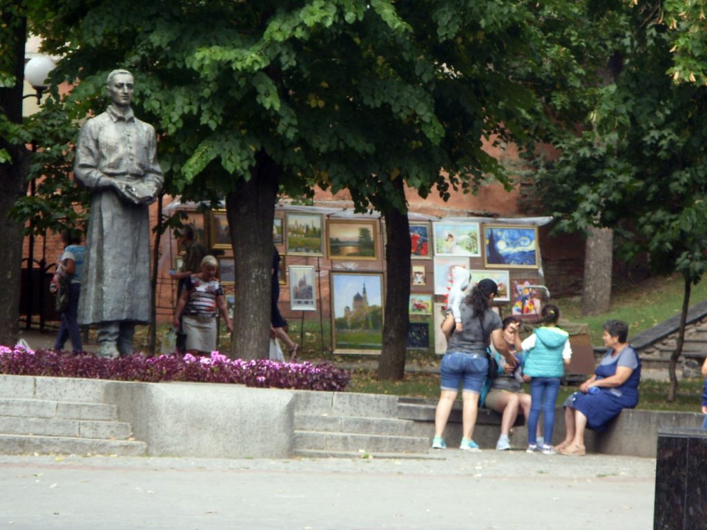 Памятник Сковороде в Соборном сквере в Харькове