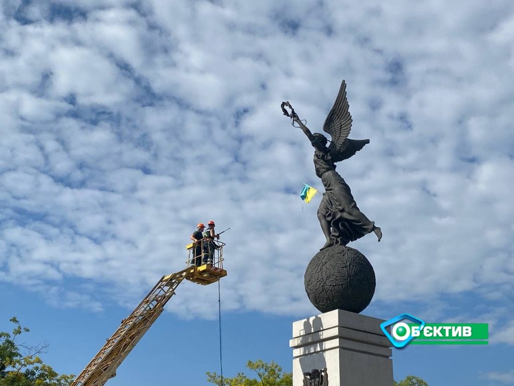 В центре Харькова «искупали» памятник Независимости (фото, видео)