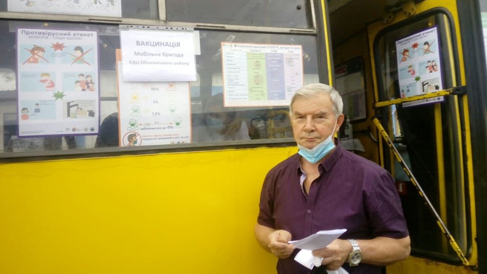 В Киеве от коронавируса начали прививать в автобусах