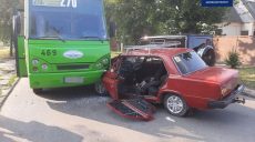 Водитель ВАЗ, который врезался в автобус, скончался в больнице