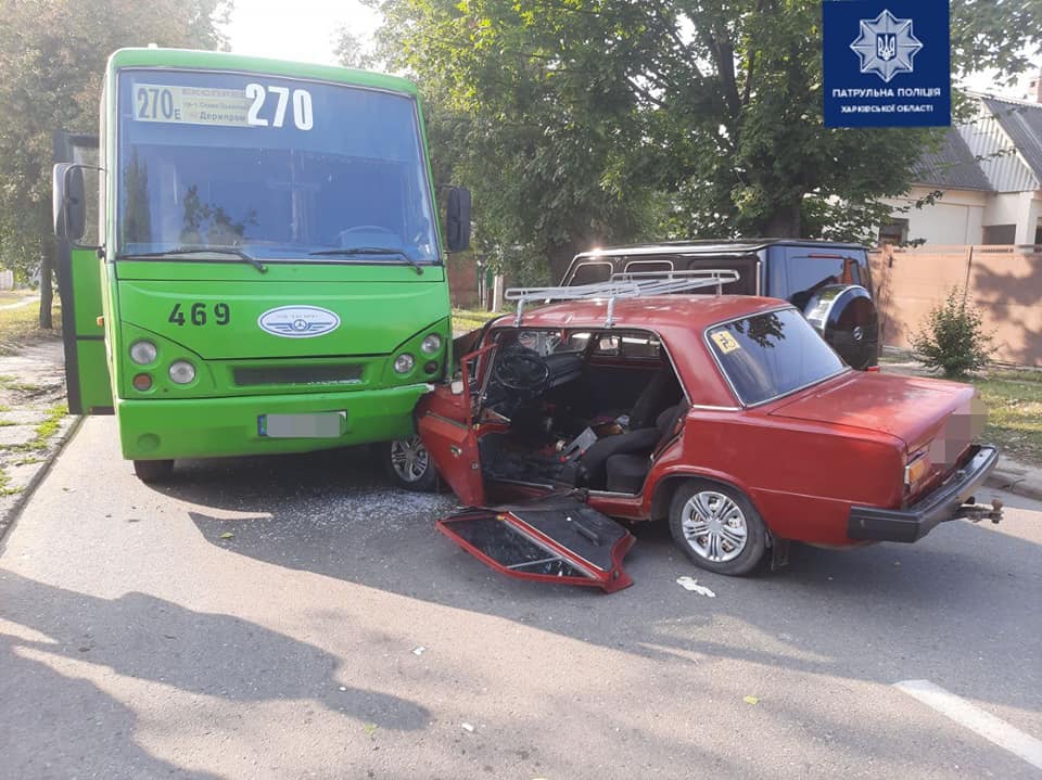 Водитель ВАЗ, который врезался в автобус, скончался в больнице