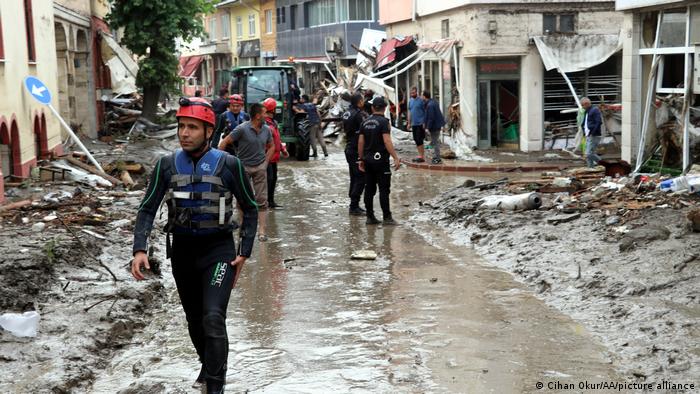 После масштабных пожаров Турцию затопило: «большая вода» забрала жизни 40 человек (фоторепортаж)