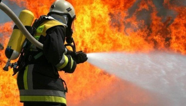 Во время тушения пожара спасатели ГСЧС спасли мужчину