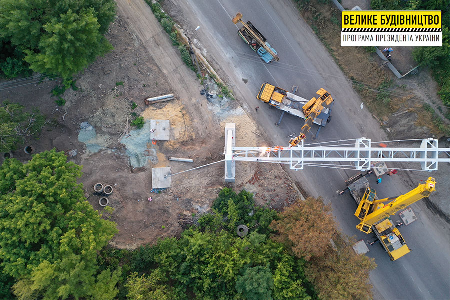 Под Харьковом продолжают реконструкцию пешеходного моста (фото)