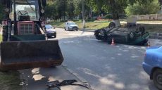 В Харькове столкнулись ВАЗ и трактор (фото)
