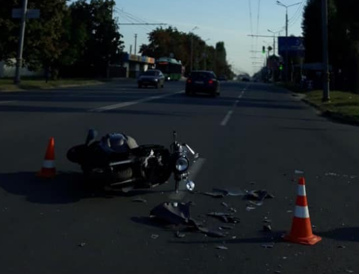 В Харькове легковушка и мотоциклист не поделили дорогу: есть пострадавшие (фото)