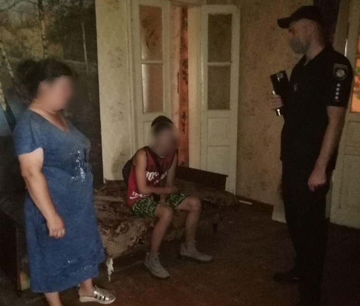 В Харьковской области  в Чугуеве семью подростка, который живет в антисанитарии, будут регулярно проверять полицейские и соцслужбы - фото 1