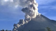 На острове Ява в Индонезии «плевался» огнем и дымом вулкан Мерапи (видео)