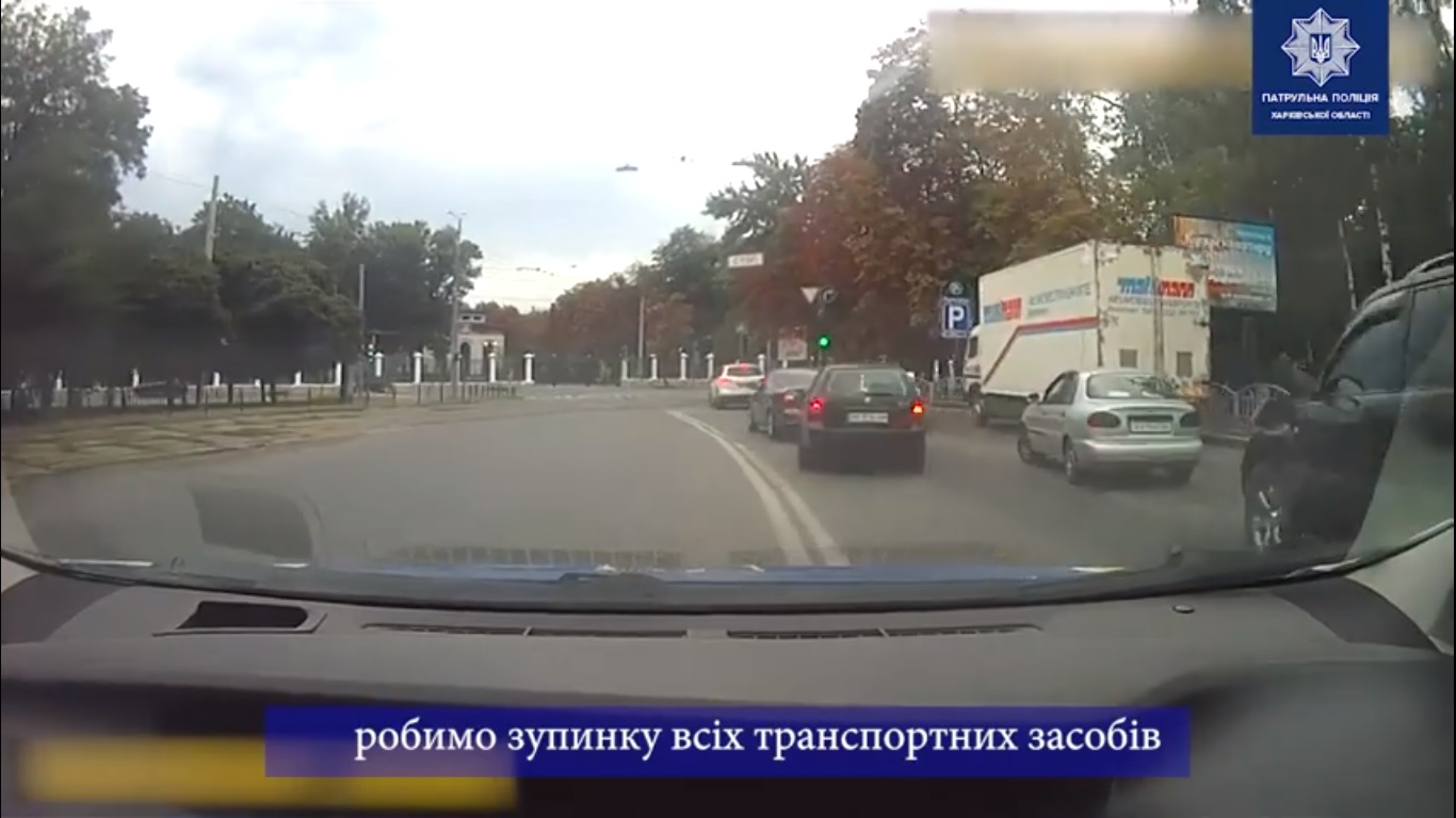 Патрульные в Харькове быстро провезли сквозь пробки пострадавшего ребенка (видео)