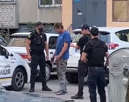 Полиция в Харькове убедила сдаться мужчину с гранатой (видео)