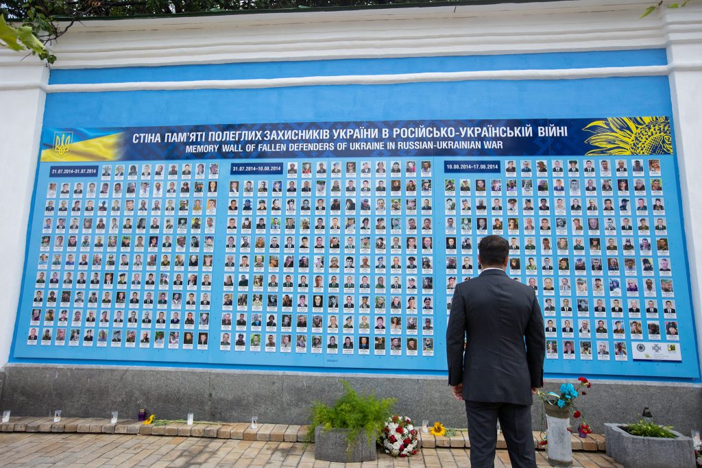 Президент Зеленский почтил память погибших защитников Украины