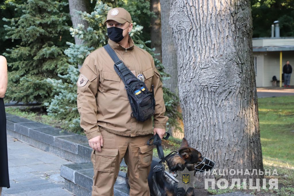 Взрывотехники с собаками на Мемориале в Харькове