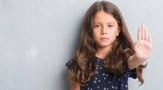 Почему дети становятся жестокими и как реагировать на буллинг – мнение психолога (видео)