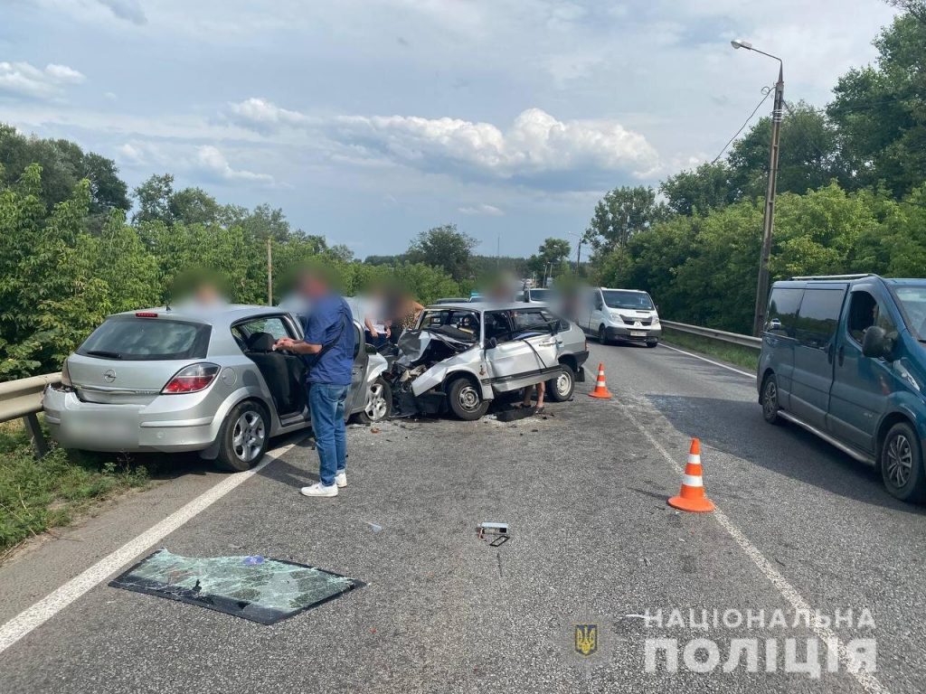 Под Харьковом Opel выехал на встречку и врезался в два автомобиля: есть пострадавшие (фото)